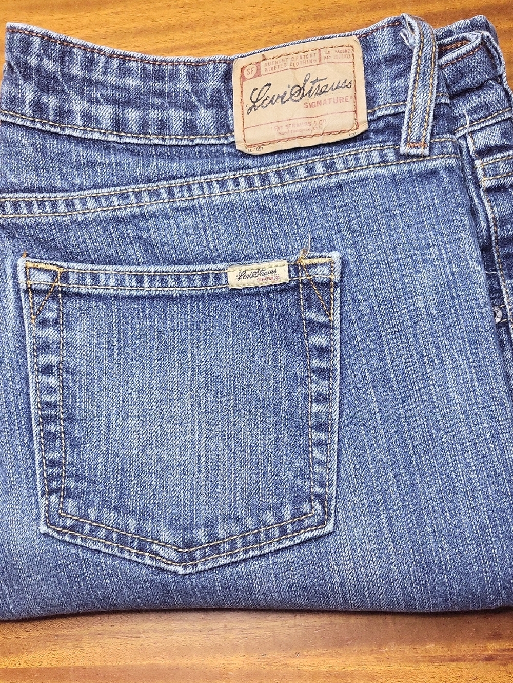 Levi's Women’s Straight Leg Jeans in Medium Blue Denim
